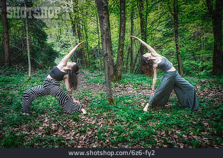 
                Freundinnen, Asana, Outdoor Yoga                   