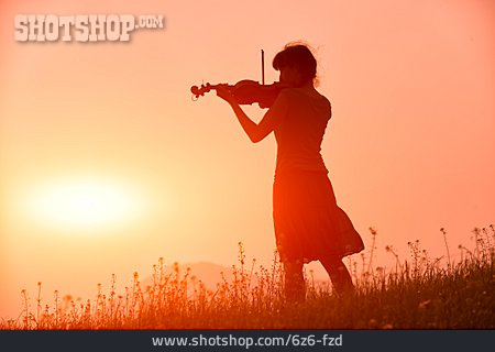 
                Sonnenuntergang, Violinistin                   