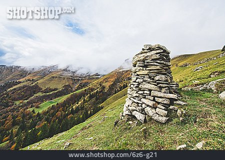 
                Orientierung, Steinhaufen, Alpen                   