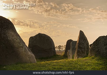 
                Megalith, Großsteingrab, Großsteingrab Nobbin                   