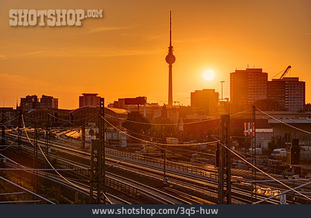
                Berlin, Abendsonne, Bahngleise                   