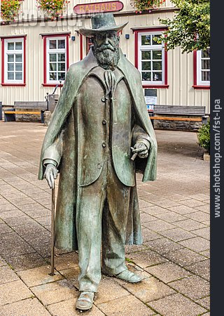 
                Wilhelm-busch-statue                   