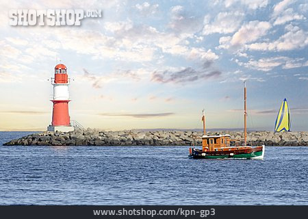 
                Warnemünde, Fischerboot, Hafeneinfahrt, Molenturm                   