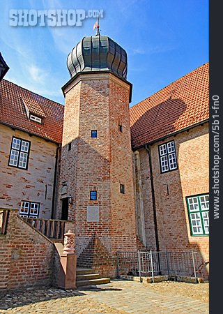 
                Turm, Innenhof, Burg Bederkesa                   