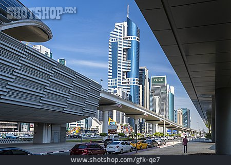 
                Dubai, Stadtzentrum, Straßenbrücke                   