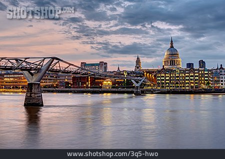 
                London, Themse, Millennium Bridge                   
