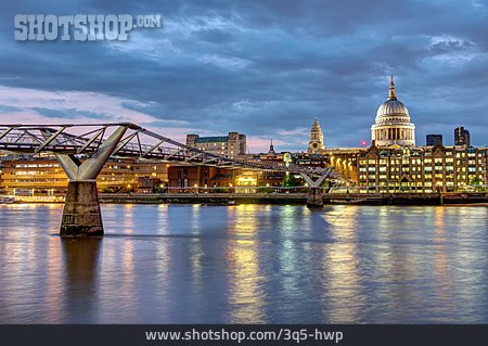 
                London, Themse, Millennium Bridge                   