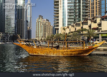 
                Dubai, Holzboot, Dubai Marina                   