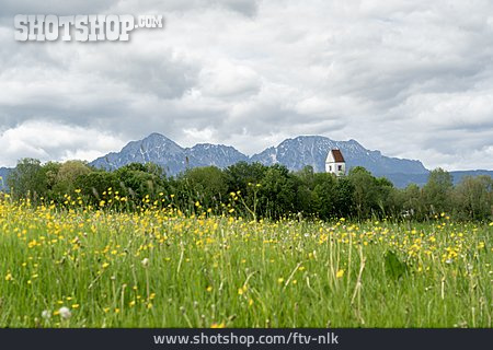 
                Dorfkirche, Oberbayern, Voralpenlandschaft                   