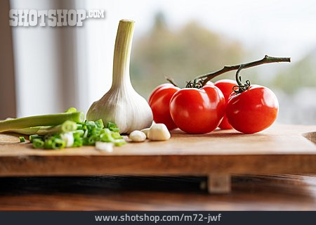 
                Knoblauch, Tomaten, Frühlingszwiebel                   