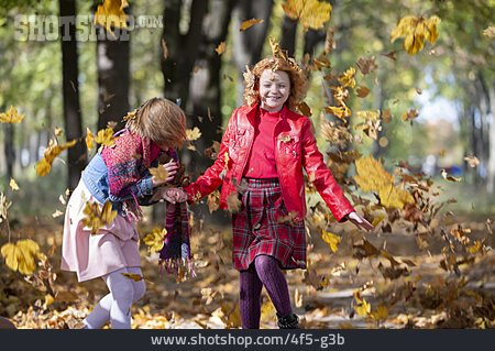 
                Mädchen, Herbstlaub, Spielen                   