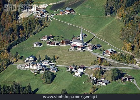 
                Dorf, Großes Walsertal                   