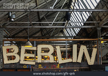 
                Berlin, Leuchtschrift                   