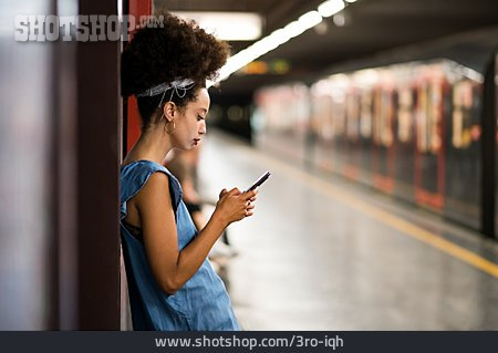
                Mobile Kommunikation, Warten, Bahnsteig                   