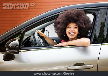 
                Autofahrerin, Person Of Color, Afrolook                   