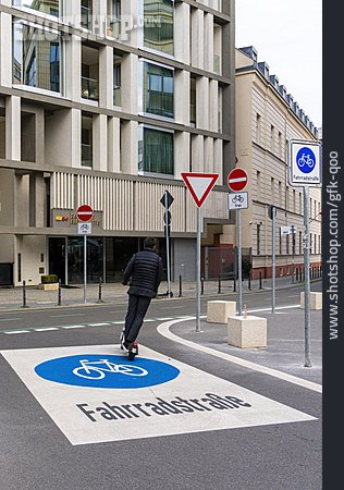 
                Fahren, Fahrradstraße, E-scooter                   