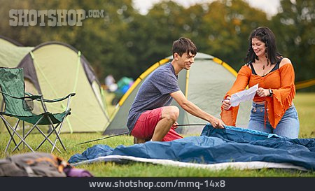 
                Paar, Aufbauen, Zelten, Camping                   