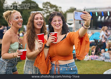 
                Glücklich, Festival, Freundinnen, Selfie                   
