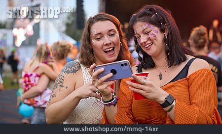 
                Festival, Freundinnen, Smartphone                   