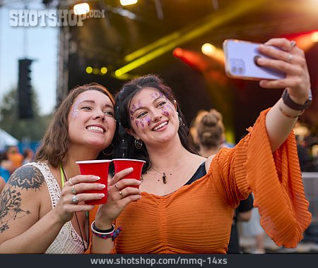 
                Festival, Freundinnen, Selfie                   