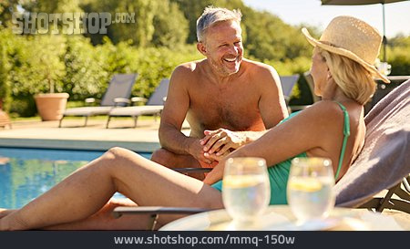 
                Pool, Sommerurlaub, Seniorenpaar                   