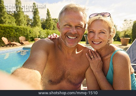 
                Pool, Seniorenpaar, Selfie                   