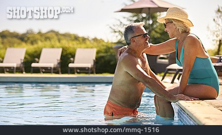 
                Verliebt, Sommerurlaub, Seniorenpaar                   
