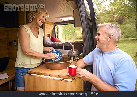 
                Camping, Abwaschen, Seniorenpaar                   