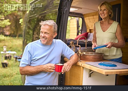 
                Urlaub, Camping, Seniorenpaar                   