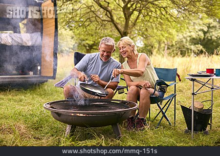 
                Kochen, Camping, Seniorenpaar                   