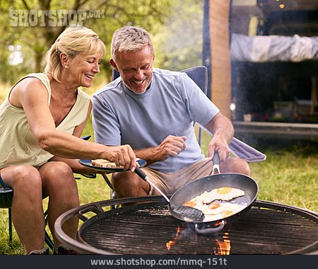 
                Kochen, Outdoor, Camping, Seniorenpaar                   