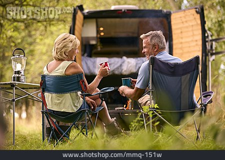 
                Campingbus, Sommerurlaub, Seniorenpaar                   