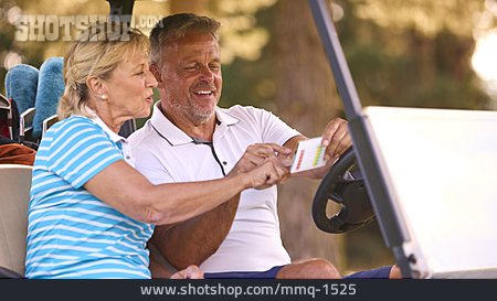 
                Golfsport, Seniorenpaar, Scorekarte                   