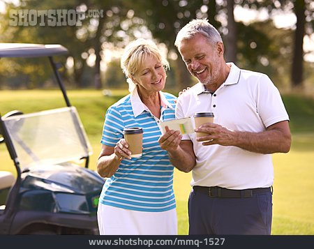 
                Golfsport, Golfspieler, Seniorenpaar, Scorekarte                   