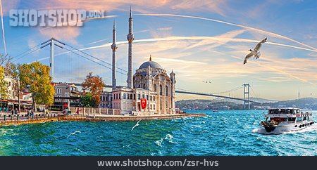 
                Boot, Bosporus, Istanbul, Ortaköy-moschee                   