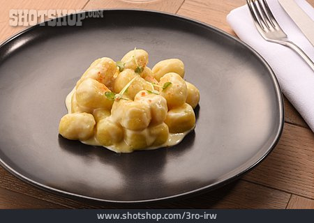 
                Käsesauce, Gnocchi                   