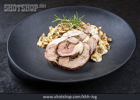 
                Rollbraten, Pilzsauce, Lammrollbraten                   