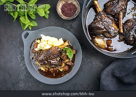 
                Mittagessen, Traditionelle Küche, Lammhaxe                   