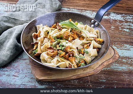 
                Pasta, Tagliatelle, Pfifferlinge                   