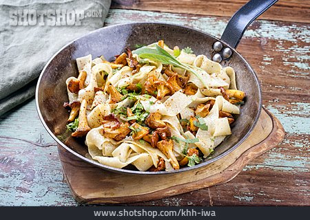 
                Nudelgericht, Tagliatelle, Pfifferlinge                   