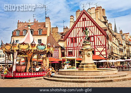 
                Karussell, Altstadt, Brunnen, Dijon                   