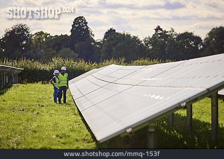
                Stromerzeugung, Sonnenkollektor, Solartechniker, Solartechnikerin                   