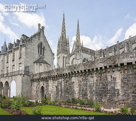 
                Stadtmauer, Quimper, Kathedrale Saint-corentin                   