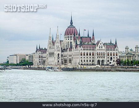 
                Parlamentsgebäude, Donau, Budapest                   