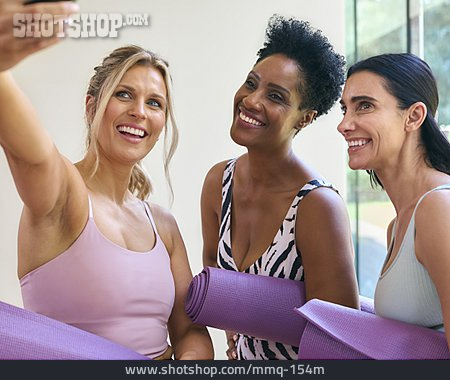 
                Yoga, Freundinnen, Selfie                   