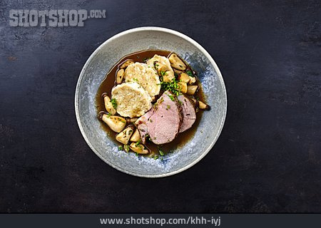 
                Abendessen, Pilzsauce, Semmelknödel, Lendenbraten                   