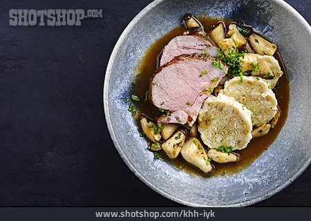 
                Pilzsauce, Semmelknödel, Lendenbraten                   