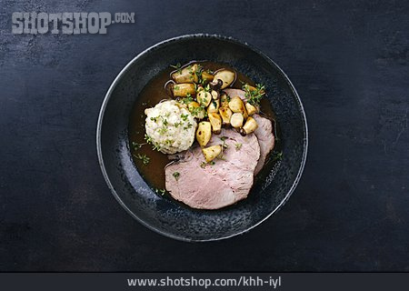 
                Pilze, Schweinebraten, Semmelknödel                   