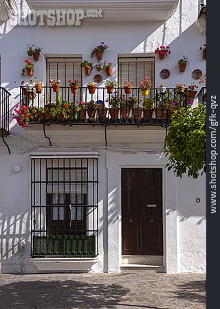 
                Wohnhaus, Balkon, Blumenschmuck                   