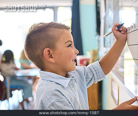 
                Grundschüler, Schreiben Lernen                   